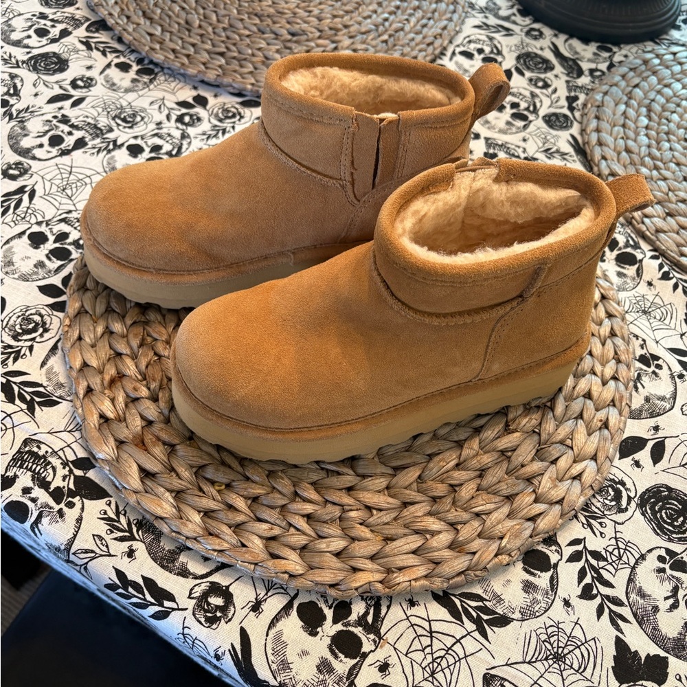Youth Bear Paw Platform Boots Size 4 Tan worn once